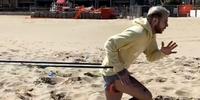 Marco Tumminello durante un esercizio di potenziamento muscolare sulla sabbia
