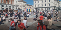 Giovani in piazza Duomo, all'Aquila, per il flash mob in memoria di George Floyd (foto Raniero Pizzi)