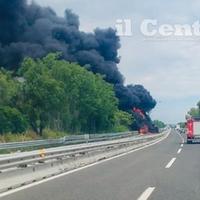 L'incendio sull'autostrada (foto di Luciano Adriani)