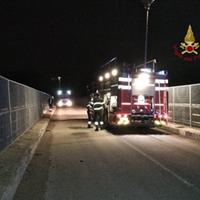 I vigili del fuoco sul ponte di Salle