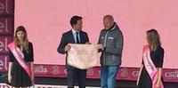 Il sindaco di Roccaraso Francesco Di Donato premia Vittorio Adorni il 12 maggio 2016