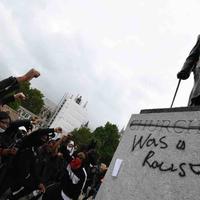 Protesta per la morte di George Floyd a Londra: imbrattata statua di Churchill