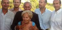 Paolo Gasparini con la moglie Gianna e i quattro figli: da sinistra Enrico, Cesare, Luigi e Alberto. (foto da Fb del nipote Pierluigi Spiezia)