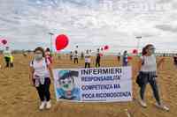 Pescara, in spiaggia il flash mob degli infermieri