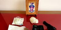 Il materiale sequestrato dai carabinieri a una coppia di coniugi di Giulianova