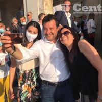 Selfie con Salvini (foto Antonio Oddi)