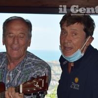 Gianni Morandi a Colonnella con Giuseppe Di Quirico alla chitarra (foto Sandro Di Stanislao)