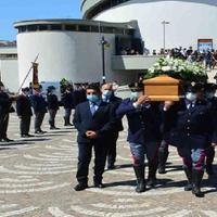 Il funerale di Carla Covitti (nella foto piccola)