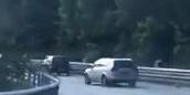 Un frame del video sull'auto impazzita all'Aquila