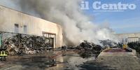 I danni dell'incendio nel Centro di raccolta e riciclaggio nel nucleo industriale di Avezzano