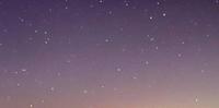 La cometa Neowise immortalata da Mino Gelsomoro sull'Abruzzo: sullo sfondo, da sx, monte Camicia, monte Morrone, e il  Bertona che chiude la fila. Ai piedi di quest'ultimo, le luci di Villa Celiera e di altri paesi dell'area vestina