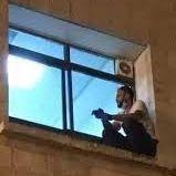 Jihad Al-Suwaiti veglia la madre morente dopo essersi arrampicato sulla parete di un ospedale