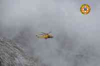 L'elicottero riparte con l'alpinista ferito a bordo prima dell'arrivo delle nuvole