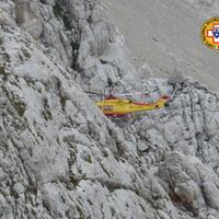 L'elicottero incuneato tra le rocce del Corno Piccolo per recuperare un giovane ferito