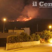 Il fuoco sulla sommità della montagna visto dalle parte delle abitazioni più vicine (foto di Raniero Pizzi)