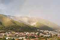 L'arcobaleno sul monte Pettino dopo la pioggia (foto Protezione civile)