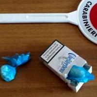 Il pacchetto di sigarette con la cocaina trovato sotto la scatola dello sterzo