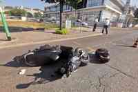 Sull'asfalto lo scooter del 15enne morto durante il trasporto in ospedale (foto di Giampiero Lattanzio)