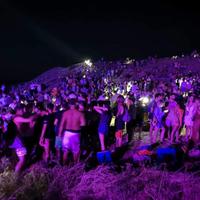 La notte a Punta Aderci con la collina trasformata in discoteca