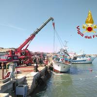 Le operazioni di recupero del peschereccio a San Benedetto del Tronto