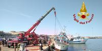 Le operazioni di recupero del peschereccio a San Benedetto del Tronto