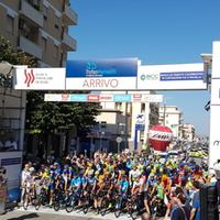 Ciclismo, una partenza del Trofeo Matteotti