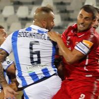 Il difensore del Pescara Gennaro Scognamiglio impegnato in un duello aereo con Aleandro Rosi del Perugia