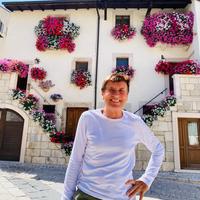 Gianni Morandi sotto una bellissima facciata fiorita a Pescocostanzo