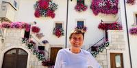 Gianni Morandi sotto una bellissima facciata fiorita a Pescocostanzo
