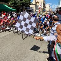 Il via alla gara ciclistica, il sindaco abbassa la bandiera a scacchi (foto Claudio Lattanzio)