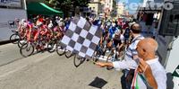 Il via alla gara ciclistica, il sindaco abbassa la bandiera a scacchi (foto Claudio Lattanzio)