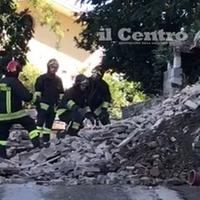 Vigili del fuoco al lavoro dopo il crollo