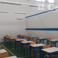Una delle aule allestite nella palestra della scuola di Borgomarino
