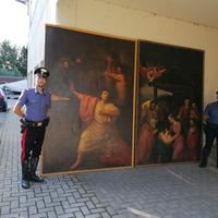 I carabinieri con i due quadri ritrovati a Penne