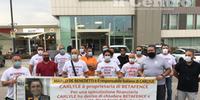 I lavoratori Betafence con lo striscione di protesta e denuncia (foto di Luciano Adriani)