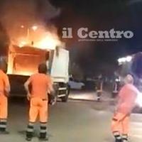 Il mezzo compattatore a fuoco a Giulianova