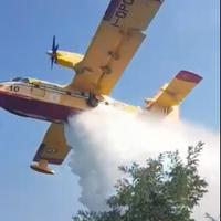 Canadair in volo per l'incendio tra Bussi e Collepietro