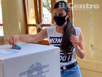 Al voto con la mascherina in un seggio di Avezzano