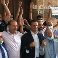 Fabio Altitonante (al centro) festeggia l'elezione a Montorio al Vomano (foto di Luciano Adriani)