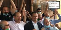 Fabio Altitonante (al centro) festeggia l'elezione a Montorio al Vomano (foto di Luciano Adriani)