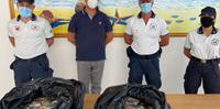 La Guardia costiera con i polpi sequestrati e donati alla Caritas