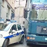 L'auto dei vigili lasciata in via Vicentini e il camion bloccato