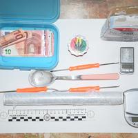 Parte delle attrezzature sequestrata dalla polizia allo studente nella casa di via Gran Sasso