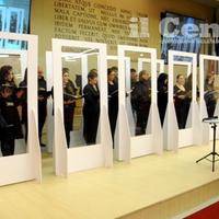 Le barriere dietro le quali si è esibito il coro del conservatorio Braga (foto di Luciano Adriani)