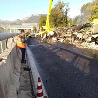 L'autostrada A24 bloccata per il camion devastato dalle fiamme (foto Luciano Adriani)