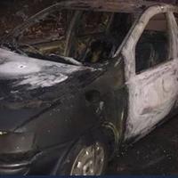 Una delle due auto distrutte dalle fiamme nella notte a Rancitelli (foto da Fb Per una nuova Rancitelli)