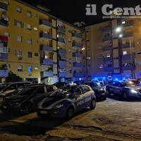 Polizia e Finanza sotto l'edificio a foma di ferro di cavallo (foto G.Lattanzio)