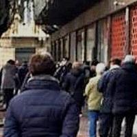 Pescara, cittadini in fila davanti alle Poste di via Monti