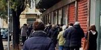Pescara, cittadini in fila davanti alle Poste di via Monti