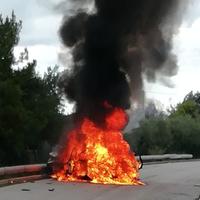 La Citroen C3 distrutta dal fuoco dopo lo shianto con una Fiat Tipo (foto di Stefania Sorge)